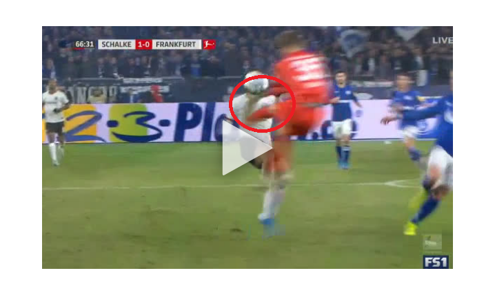 BANDYTA NÜBEL! Za to bramkarz Schalke dostał CZERWONĄ KARTKĘ [VIDEO]